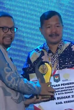 Kembali Ukir Prestasi, Bupati Monadi Terima Penghargaan dari Kemendagri