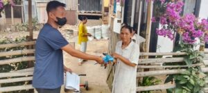 Pembagian masker gratis ke warga